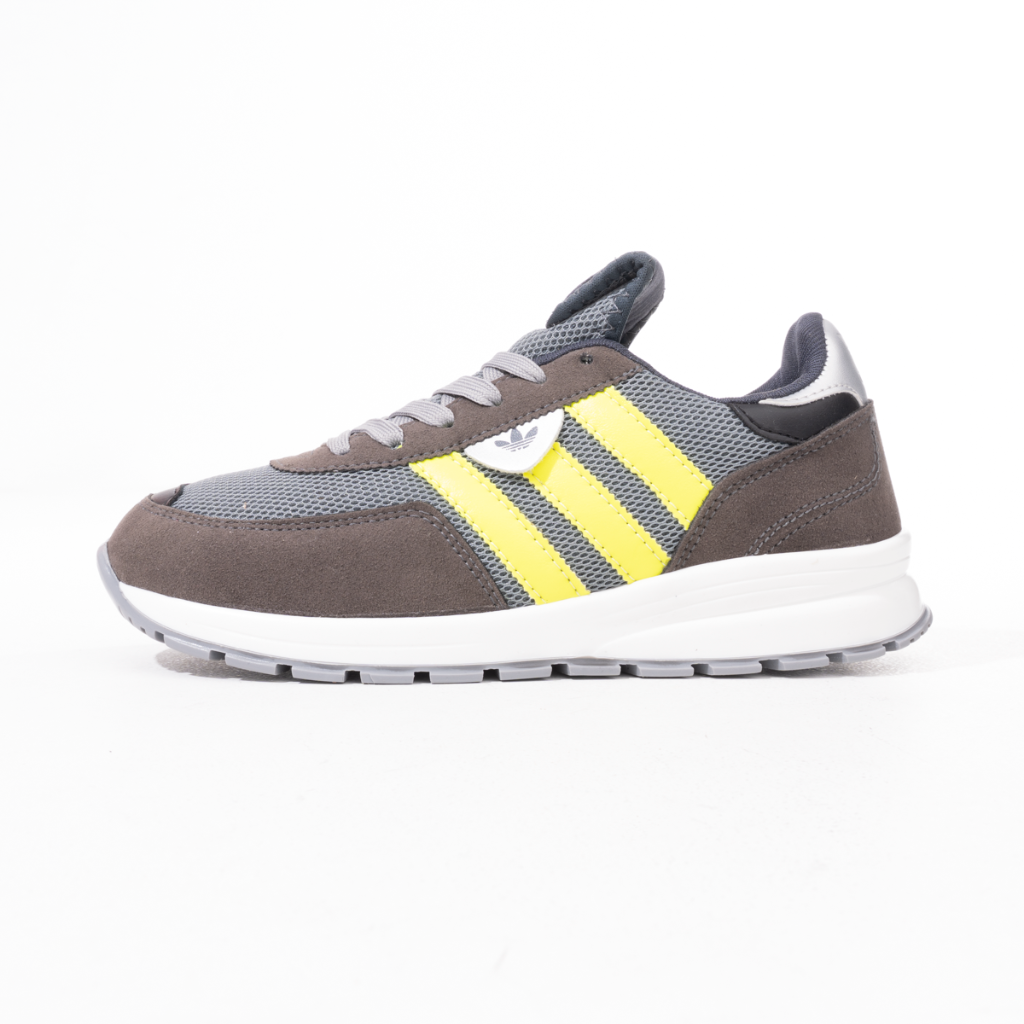 تعديل صور المنتجات قبل وبعد - حذاء رياضي بخلفية بيضاء تقليدية